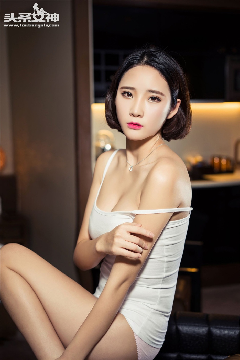 白皙短发美女秦若兮居家性感写真