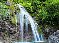 一泻千里的山水瀑布风景图片