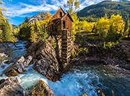 美丽迷人的河边建筑风景图片